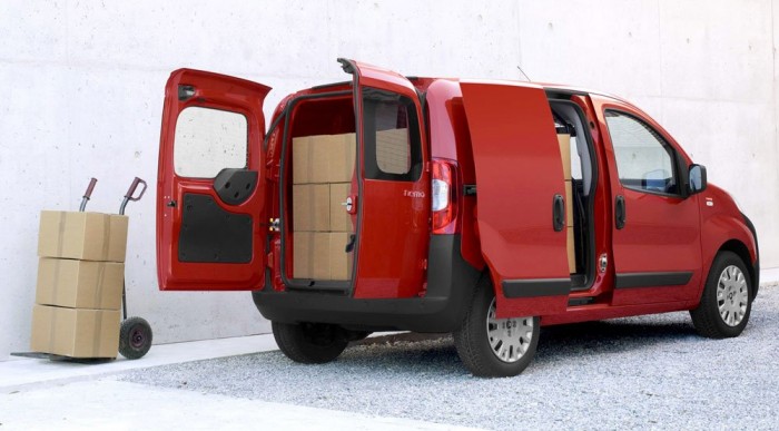 Hátul és oldalt is rakodható