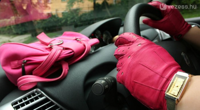 Olasz autóhoz olasz bőrkesztyű