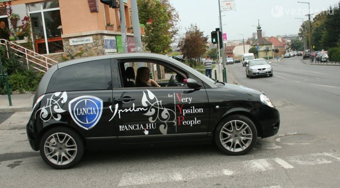 Senkit se engedjünk magunk elé zöld lámpánál, mert így járunk...