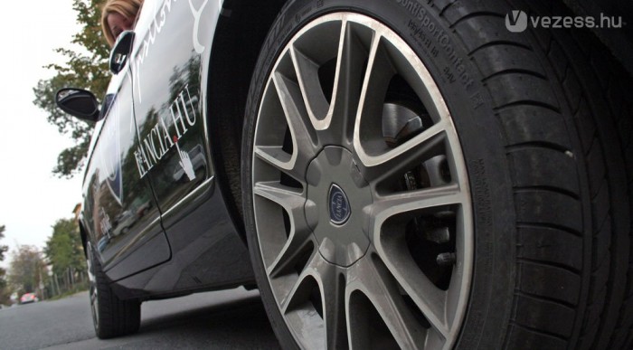 6 könnyűfém keréktárcsa közül válogathatunk