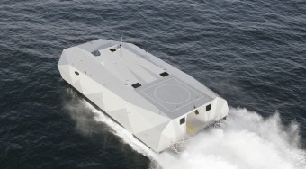 Száguldó féltégla vízre - videó