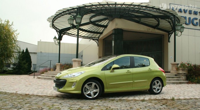 Vezettük: Peugeot 308 14 | Vezess Ez a Peugeot-múzeum bejárata