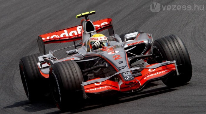 Hamilton az elsőn csak negyedik