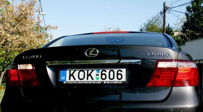 Maguktól parkolnak, de mégsem 8 | Vezess 30 millió, de parkolni nem tud