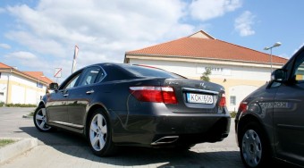 Maguktól parkolnak, de mégsem