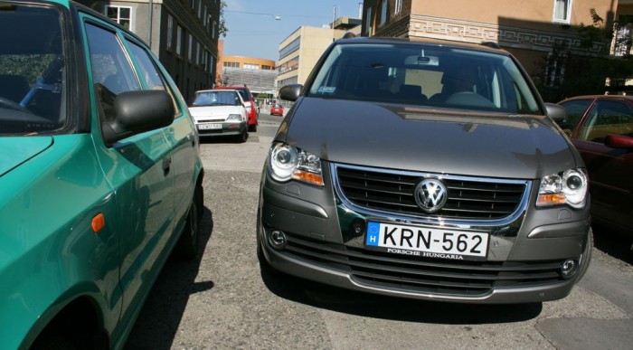 Maguktól parkolnak, de mégsem 7 | Vezess Simán nekifordítja