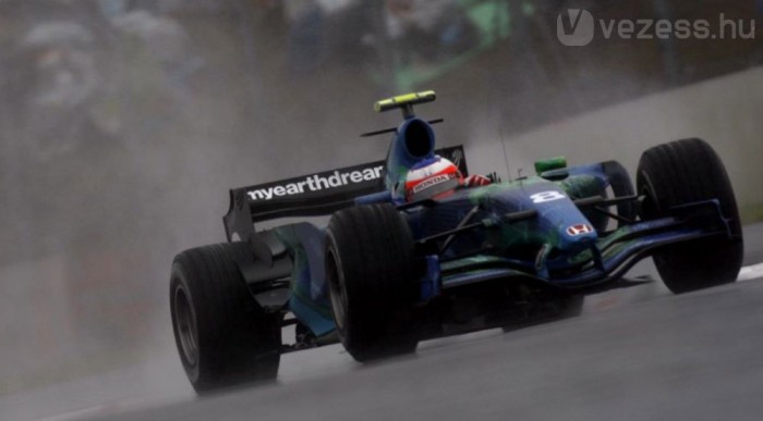 Barrichello kevésbé, Button remekelt