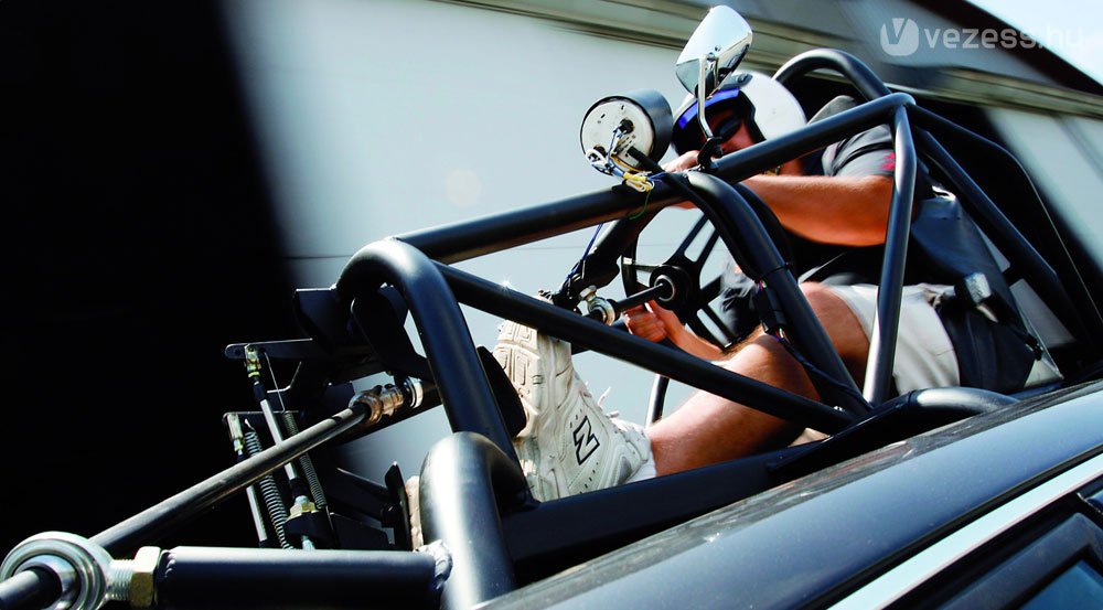 13525_113338_1000x700.jpg | Vezess | Vezess Utómunkában eltüntetik a sofőrt a tetőről