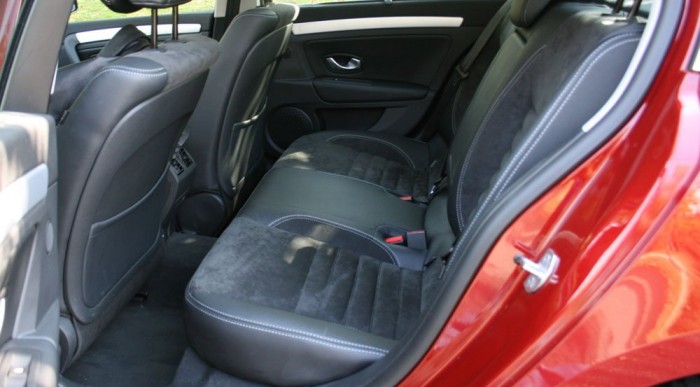 Teszt: Renault Laguna 2.0 dCi 7 | Vezess Nem túl tágas a lábtér