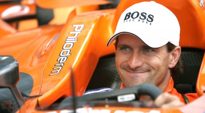 Winkelhock az esőben villant