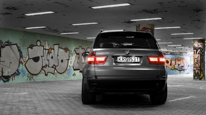 Teszt: BMW X5 4,8i 10 | Vezess Elmászik az úthibákon