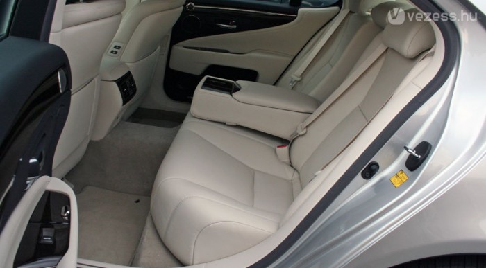 Motoros ajtózárás az utolsó centikre. Ez mire jó?