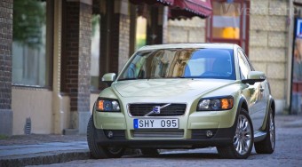 Ötajtós lehet a kis Volvóból