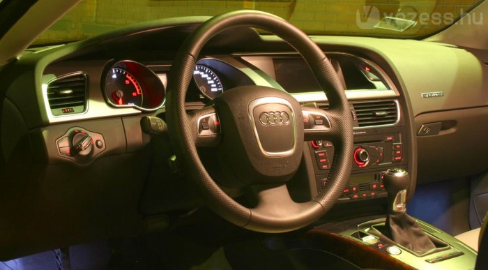 Rend van, kézre esik minden