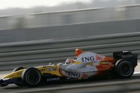 Alonso jön, repülnek a Renault-pilóták 155