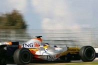 Alonso jön, repülnek a Renault-pilóták 152