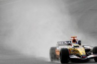 Alonso jön, repülnek a Renault-pilóták 149