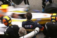 Alonso jön, repülnek a Renault-pilóták 142