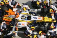 Alonso jön, repülnek a Renault-pilóták 107