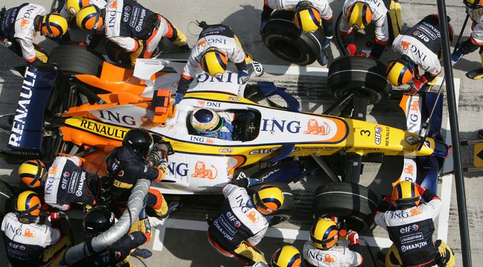 Alonso jön, repülnek a Renault-pilóták 18