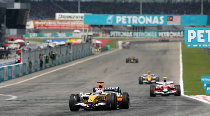 Alonso jön, repülnek a Renault-pilóták 19