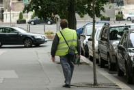 Egy csaló is büntet a parkolásért 32