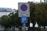 Egy csaló is büntet a parkolásért 34