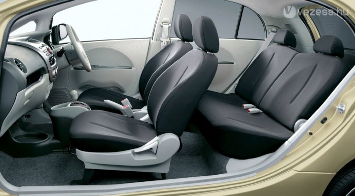 A motor a csomagtér alatt van