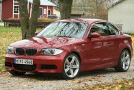 A 135i-ben hagyományos szervo van