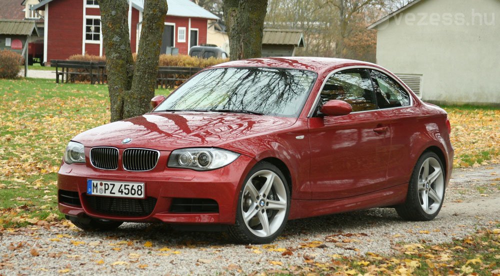 A 135i-ben hagyományos szervo van