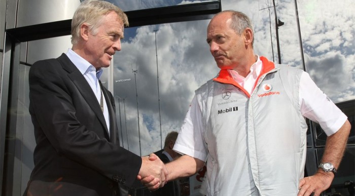 Dennis mosolya nem őszínte Mosley felé