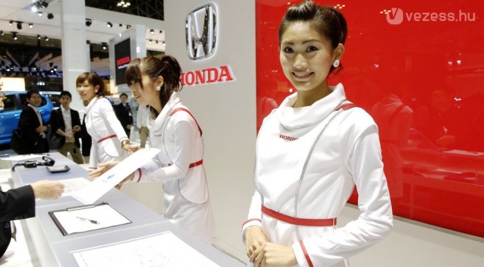 Csajok nélkül ott sem döglik a légy