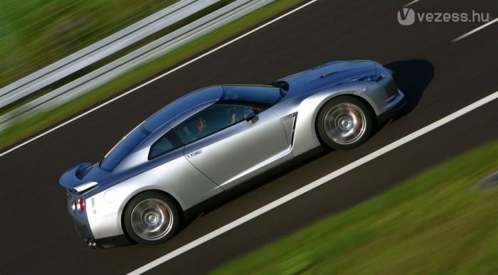 Mindenki a Nissan GT-R-t csodálta