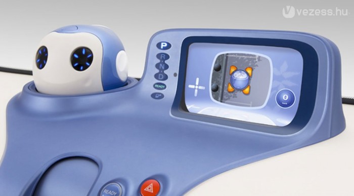 Robotfej figyeli és befolyásolja a vezető hangulatát, bólogatással vagy fejrázással 