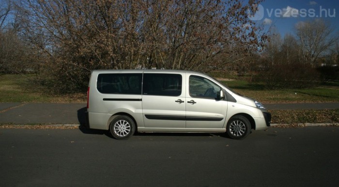 Oldalt két ajtót kapott