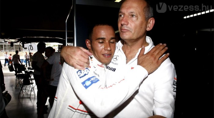 Dennis védte az újságíróktól