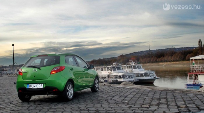 Még mindig nézi a hajókat