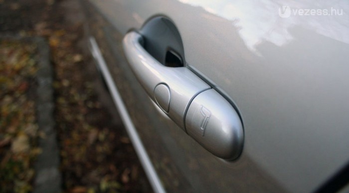 Csak megsimítod és már nyitja is