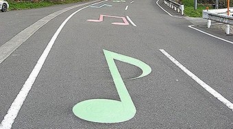 Zenélő országutak