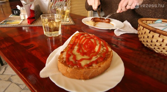 Jóllakni egy 500-asból 9 | Vezess A szendvics verte a sültkolbászt