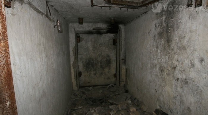 Mi lehet a 60cm beton mögött?