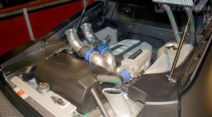 Turbó isintercooler a V8-ashoz