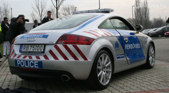 250 lóerős, ugyanennyit megy