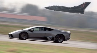 Lambóval a vadászgép ellen