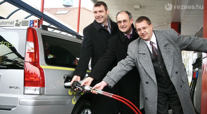 4-ből 3 olvasónk saját maga tankol