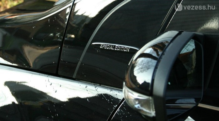 Special Edition, mert króm díszek és mindenféle világítás vagyon benne