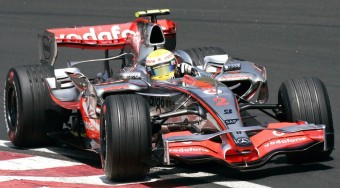 Hamilton Schumacherre hajt