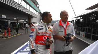 A McLaren-vezér a helyén marad