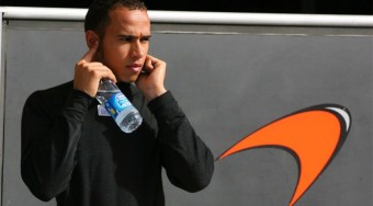 Hamilton unja a politikát