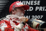 Räikkönen bajnokságot ünnepelne a végén